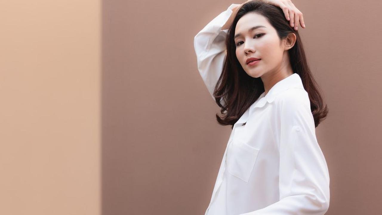 1. Kemeja putih jadi andalan di setiap kesempatan