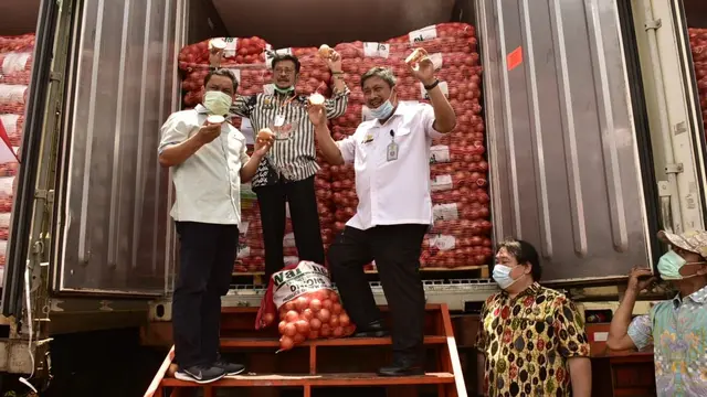 Menteri Pertanian (Mentan) Syahrul Yasin Limpo melakukan mengecekan ketersediaan bawang bombai ke gudang salah satu importir. (Dok Kementan)