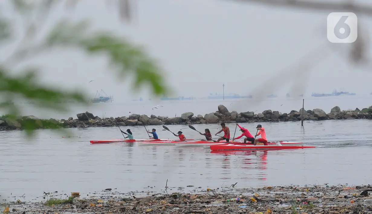 Atlet dayung DKI Jakarta melakukan sesi latihan rutin di Sungai Kanal Banjir Timur (KBT) Muara Marunda Kepu, Jakarta, Jumat (16/6/2023). (merdeka.com/imam buhori)