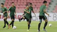 Pemain Timnas Indonesia, Riko Simanjuntak, tersenyum saat latihan di Stadion Rajamangala, Bangkok, Jumat, (16/11). Latihan ini persiapan jelang laga Piala AFF 2018 melawan Thailand. (Bola.com/M. Iqbal Ichsan)