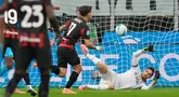 Pemain AC Milan, Christian Pulisic, mencetak gol ke gawang Napoli dalam lanjutan Liga Italia 2025/2026 di Stadion San Siro, Senin, (29/9/2025). (AP Photo/Luca Bruno)