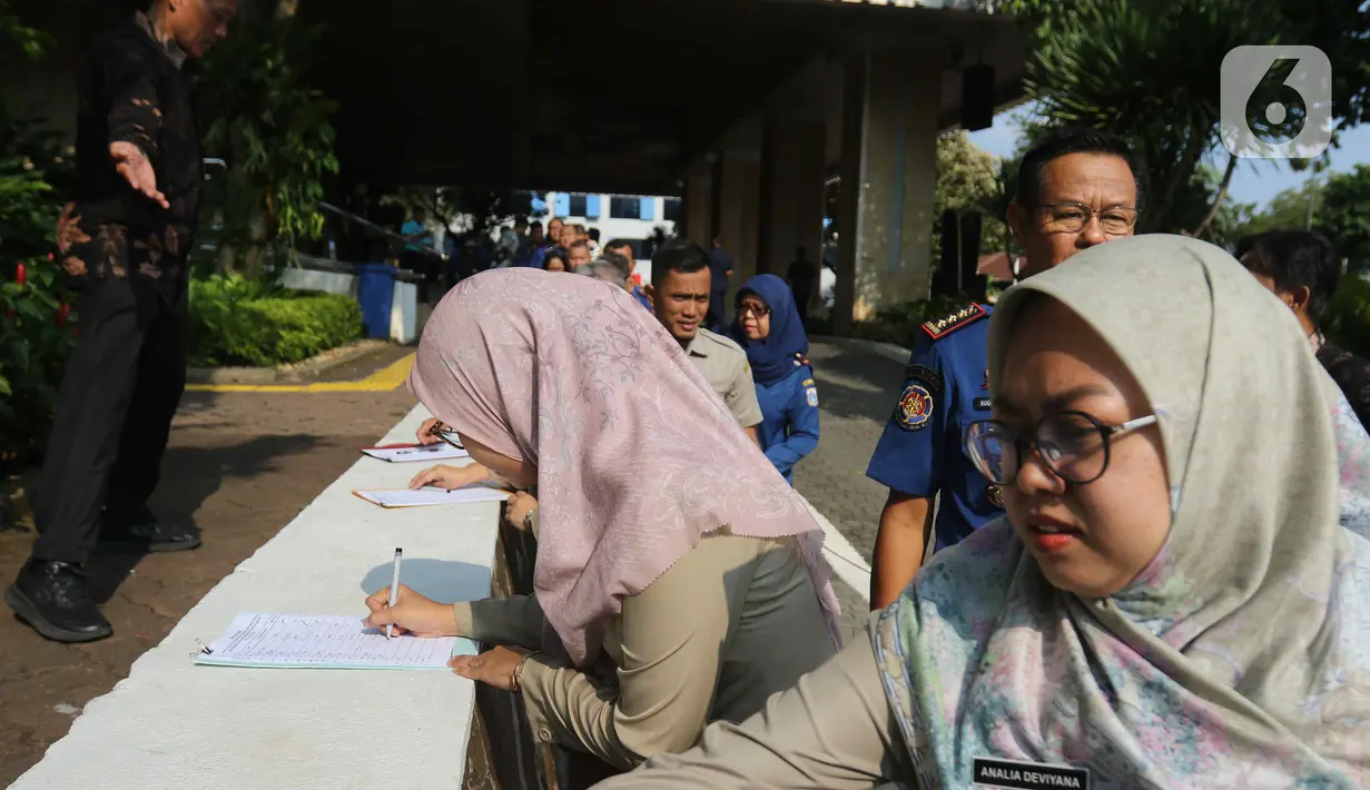 Sebelum antre, para ASN Balai Kota mengisi absensi terlebih dahulu. (Liputan6.com/Herman Zakharia)