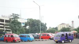 Angkutan umum (angkot) menunggu penumpang di sekitar Terminal Depok, Jawa Barat, Kamis (30/1/2020). Kepala Dishub Depok, Dadang Wihana mengatakan, pada tahun 2019 telah berhasil mengumpulkan retribusi terminal sebesar Rp1.288.000.000. (Liputan6.com/Immanuel Antonius)