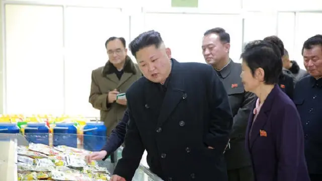 Kim Jong-un menginspeksi Pabrik Kimchi Ryugyong (KCNA)
