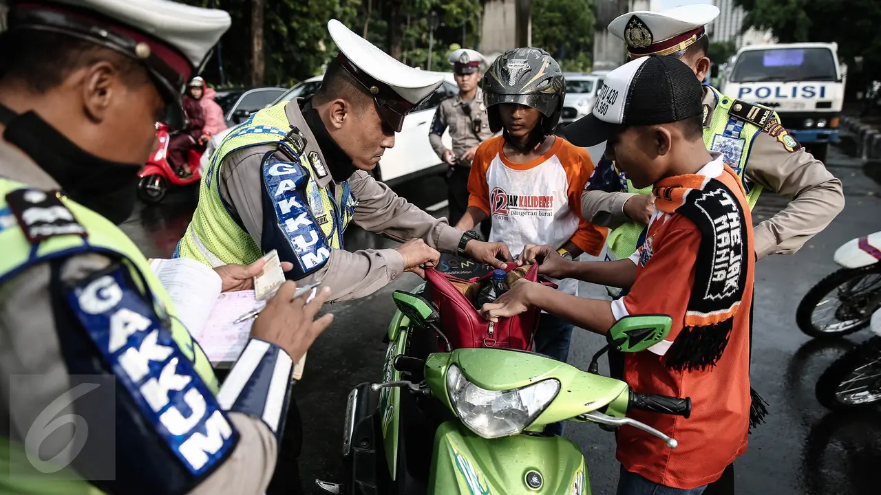 20160508-Jelang Pertandingan, Petugas Kepolisian Merazia Suporter The Jakmania