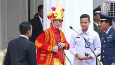 Ada hal menarik dari upacara ini. Seluruh tamu undangan termasuk para menteri Kabinet Kerja mengenakan pakaian adat dari berbagai daerah.