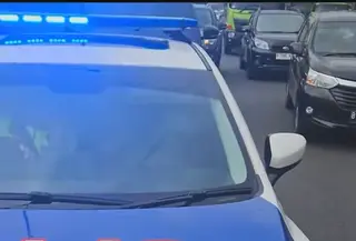 Viral Mobil Patwal Senggol Kendaraan Warga (Foto: Tangkapan Layar Instagram dramaojol.id)