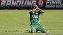 Bek PSMS, Wanda Syahputra, merayakan kemenangan atas PSIS pada laga semifinal Liga 2 2017 di Stadion GBLA, Bandung, Sabtu (25/11/2017). PSMS menang 2-0 atas PSIS. (Bola.com/Vitalis Yogi Trisna)