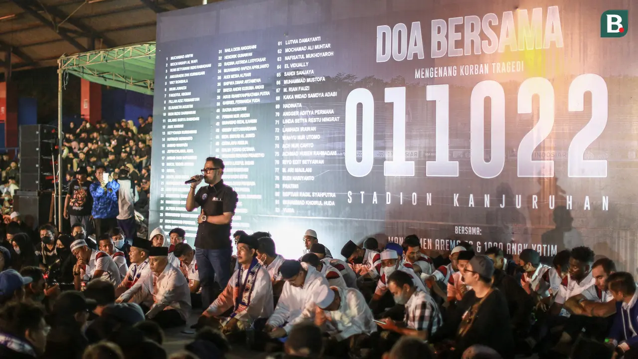 Foto: Gelar Doa Bersama, Ribuan Masyarakat Penuhi Stadion Kanjuruhan