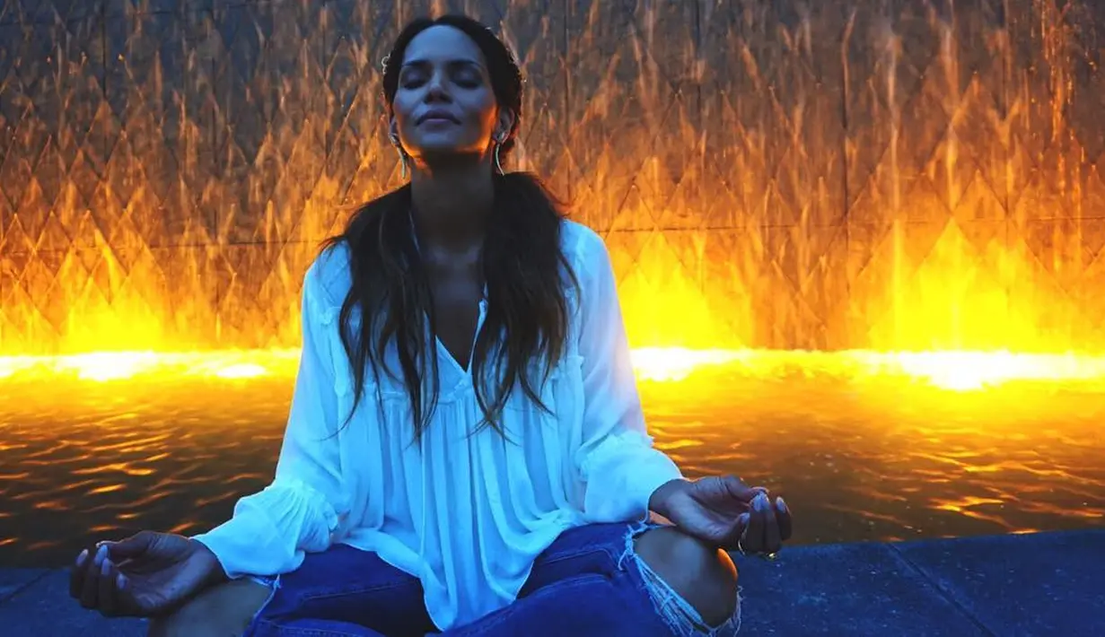 Halle Berry memang menjadi bukti Fitness Goals yang sesungguhnya. (instagram/halleberry)