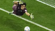Kiper Maroko Yassine Bounou berusaha menahan bola yang membentur tiang dari serangan pemain Spanyol Pablo Sarabia selama adu penalti babak 16 besar Piala Dunia 2022 di Education City Stadium, Al Rayyan, Rabu (6/12/2022) dini hari WIB. Nama Yassine Bounou dielu-elukan sebagai pahlawan kemenangan Maroko atas Spanyol.  (AP Photo/Abbie Parr)