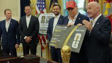 Presiden FIFA, Gianni Infantino, berbincang sambil memegang replika tiket Piala Dunia berukuran besar bersama Presiden AS, Donald Trump, di Ruang Oval, sementara Wakil Presiden, JD Vance (ketiga dari kiri), mengamati pada 22 Agustus 2025 di Washington, DC. (Chip Somodevilla/Getty Images via AFP)
