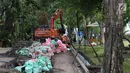 Pekerja dengan menggunakan alat berat melakukan perbaikan drainase Kompleks Istana Kepresidenan, Jakarta, Senin (18/12). Pengerjaan rehabilitasi drainase kawasan istana kepresidenan tersebut guna mengantisipasi ancaman banjir. (Liputan6.com/Angga Yuniar)