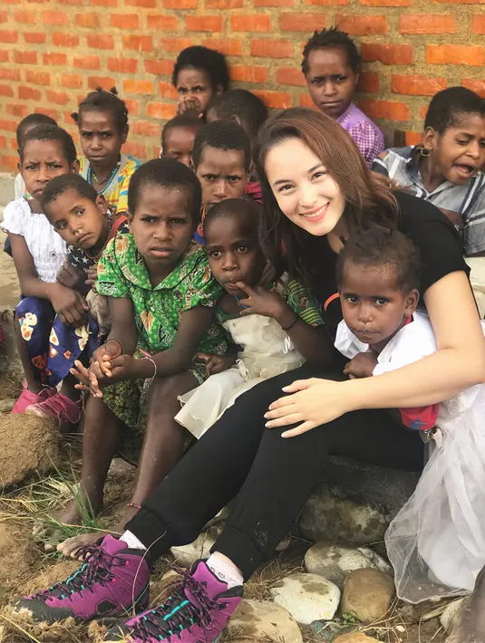 Kedekatan Chelsea islan dengan anak-anak Wamena di hari kedua 'Berani Mimpi 2017' (Liputan6/IG/@chelseaislan)