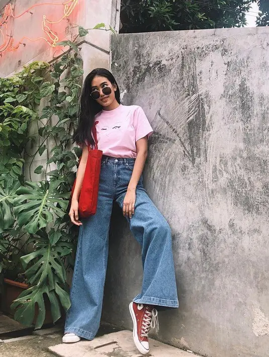 Cocok untuk outfit kuliah, kamu bisa tiru gaya kasual Alika Islamadina satu ini. Padukan t-shirt dengan celana kulot dan sneakers. (Instagram/alikaislamadina).