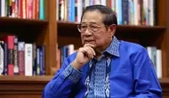 Presiden keenam Republik Indonesia Susilo Bambang Yudhoyono (SBY) dalam wawancara khusus dengan tim Liputan6.com di kediamannya di Puri Cikeas, Bogor, Jawa Barat, Jumat (21/2/2025). (Dok. Liputan6.com/Angga Yuniar)
