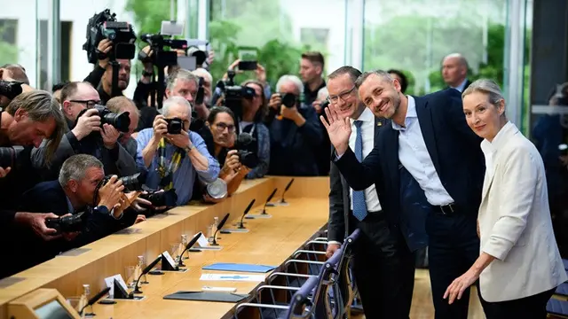 Dua ketua Partai Alternative fur Deutschland (AfD), Alice Weidel (kanan) dan Tino Chrupalla (kiri), bersama Ulrich Siegmund (tengah), kandidat AfD untuk memimpin pemerintahan negara bagian Saxony-Anhalt, menghadiri konferensi pers di Berlin, Jerman.