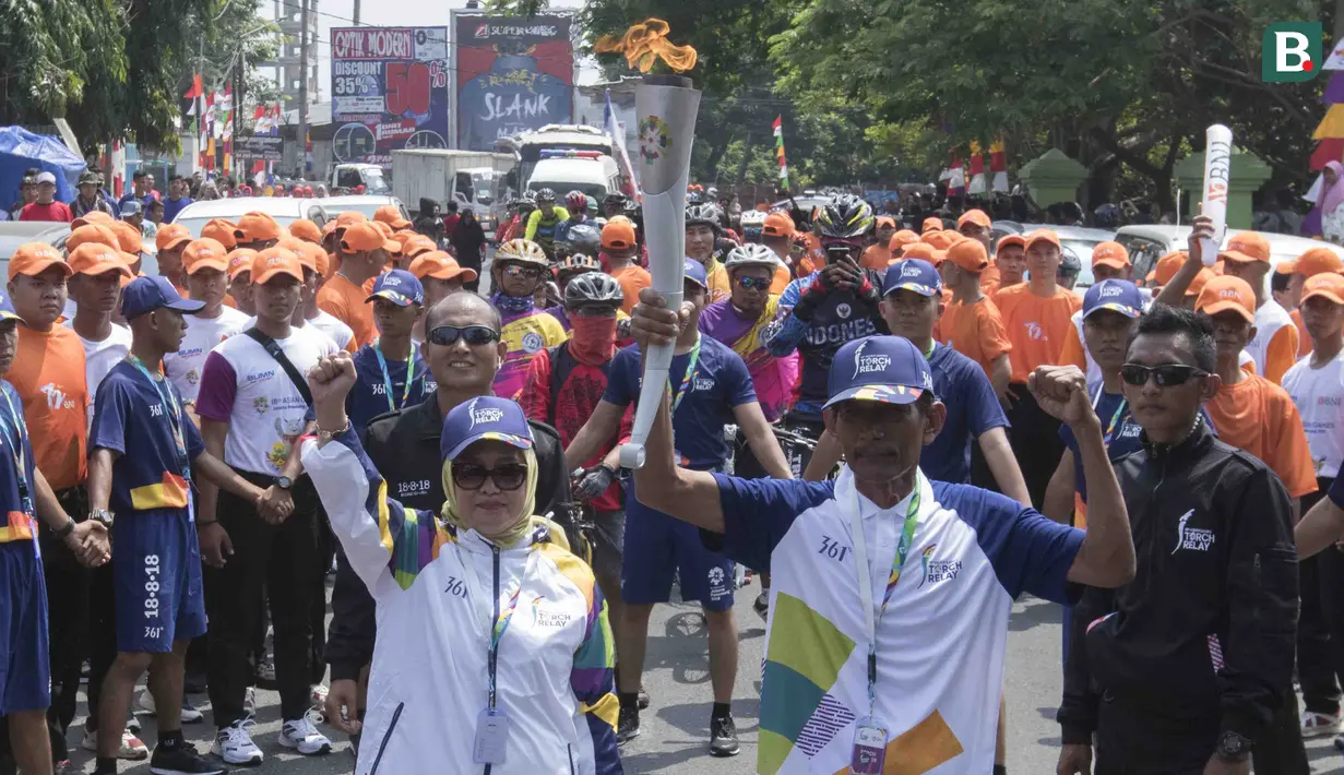 Pebalap sepeda legendaris Indonesia, Sutiyono, bersiap mengikuti pawai obor Asian Games XVIII di Lampung, Rabu (8/8/2018). Sebanyak 53 kota di Indonesia akan dilalui oleh obor Asian Games. (Bola.com/Reza Bachtiar)