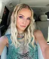 Baby brides jadi gaya rambut yang bisa kita temui di Coachella 2022(Foto: Instagram @leoniehanne)