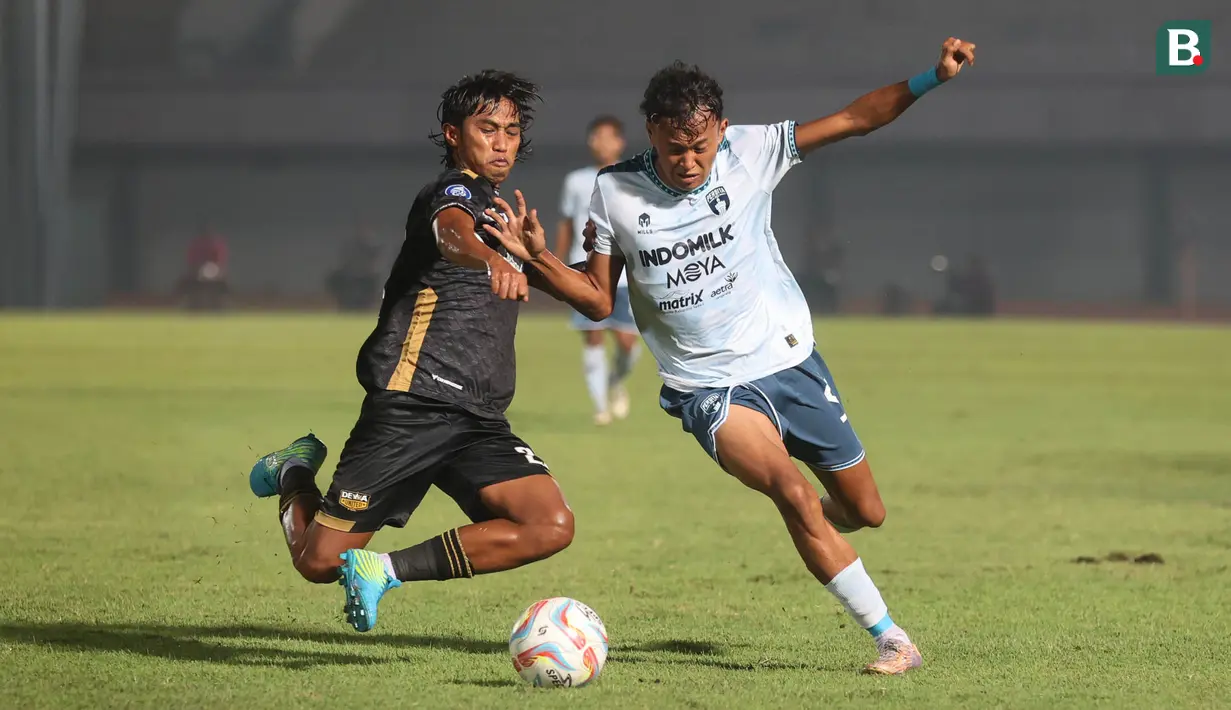 Pemain Dewa United, Ady Setiawan, berebut bola dengan pemain Persita Tangerang, Esal Sahrul, pada laga BRI Liga 1 di Stadion Indomilk Arena, Tangerang, Kamis (27/3/2024). Dewa United menang dengan skor telak 4-1. (Bola.com/M Iqbal Ichsan)