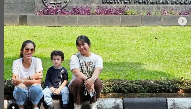 Ussy Sulistiawaty bangga Amel lulus SMA dan diterima di FKH IPB (Foto: Instagram ussypratama)