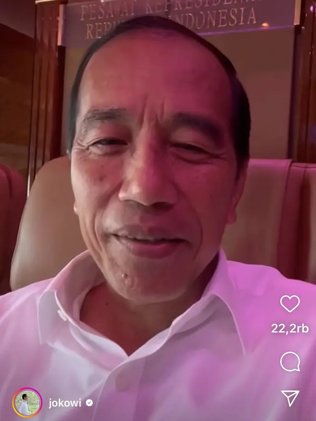 Presiden Joko Widodo (Jokowi) nge-vlog di pesawat kepresidenan saat hendak bertolak  ke Balikpapan, Kalimatan Timur, Senin (3/6/2024).