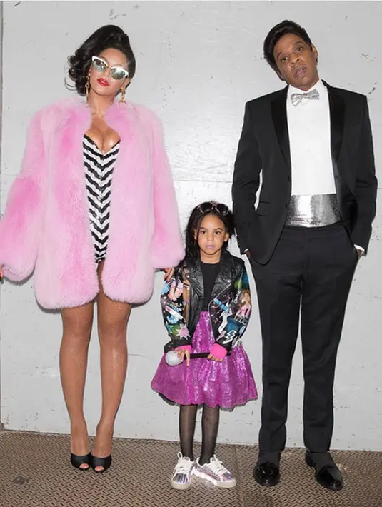 Melansir Entertainment Online (17/7/2017), ibunda Beyonce, Tina menceritakan tingkah lucu cucuknya saat mengetahui sang adik sudah lahir. Tina mengatakan Blue Ivy sangat senang dan terus memerhatikan adiknya. (Instagram/beyonce)