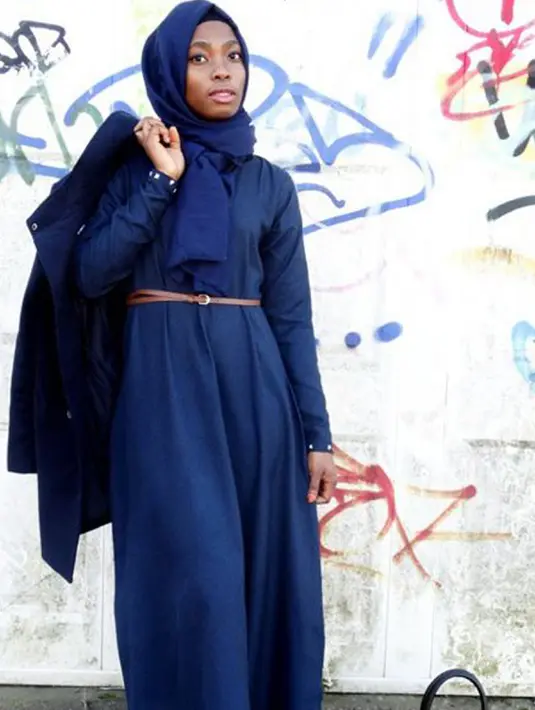 Hannefah Adam yang juga merupakan seorang perancang busana itu membuat akun Instagram @Hijarbie untuk menampilkan fashion hijab mini yang semuanya diperagakan oleh boneka Barbie berhijab dan memakai abaya modern. (instagram.com/muslimahanie)