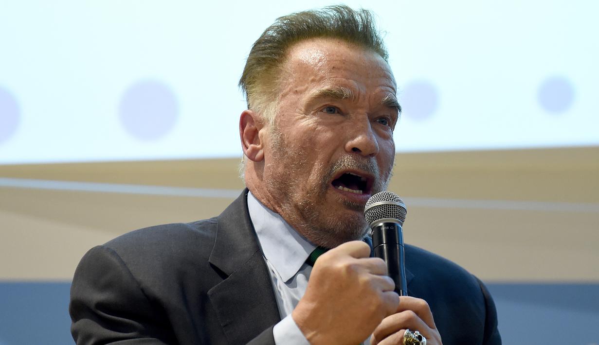 Arnold Schwarzenegger saat menjadi pembicara dalam Konferensi Perubahan Iklim PBB COP24 di Katowice, Polandia (3/12). Mantan Gubernur California itu tampak bersemangat saat menyampaikan pidatonya dalam konferensi itu. (AFP Photo/Janek Skarzynski)