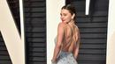 Pose Miranda Kerr saat hadir di Pesta Oscar Pameran Vanity dalam acara Academy Awards ke-89 di Beverly Hills, California, AS (26/2). Miranda Kerr terlihat cantik dengan lipstik merah dan hiasan mutiara. (Pascal Le Segretain / Getty Images / AFP)