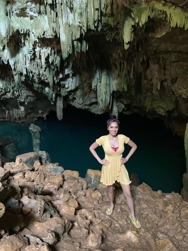 7 Potret Angel Karamoy Liburan ke Labuan Bajo, Berani Berenang di Dalam Gua