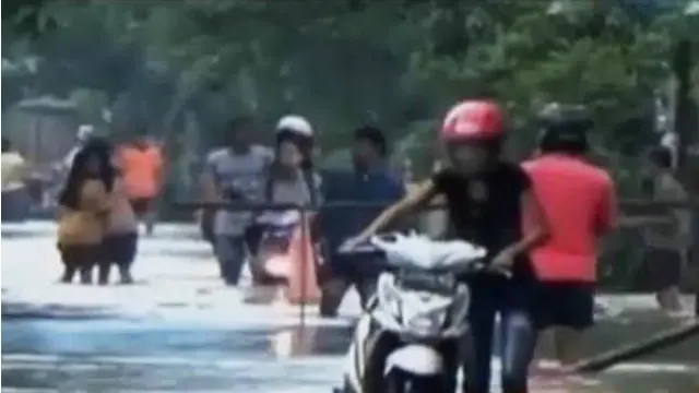 Mojokerto Diterjang Banjir hingga Berselancar di Tengah Badai
