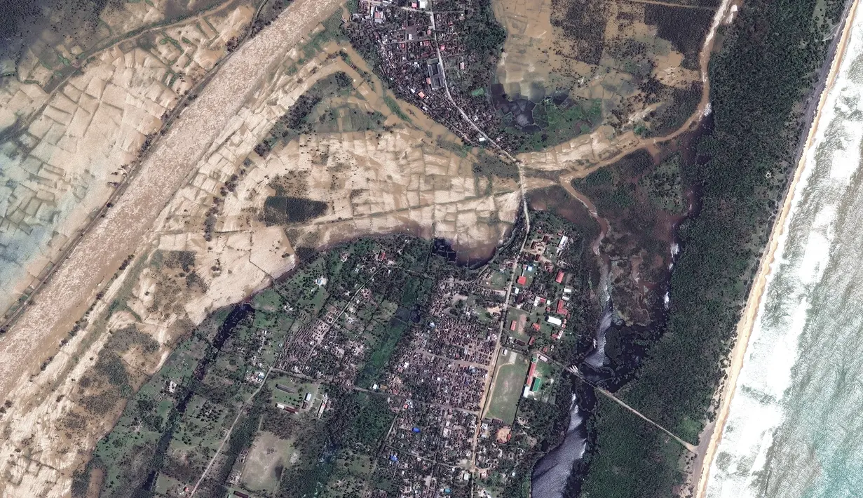 Foto satelit menunjukkan pemandangan umum Mananjary, Madagaskar setelah Topan Batsirai, pada Rabu, 7 Februari 2022. Topan Batsirai menghantam kawasan Madagaskar, MInggu (6/2/2022) malam. (Satellite image ©2022 Maxar Technologies via AP)