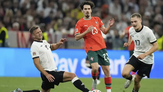 Niclas Fullkrug (Jerman) melakukan tekel pada Vitinha (Portugal)