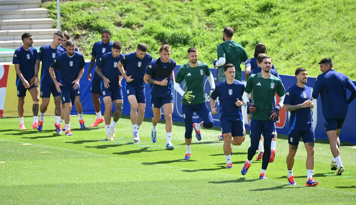 Timnas Italia akan melawan Timnas Swiss di babak 16 besar Euro 2024, Sabtu (29/6/2024) malam WIB. (Alberto PIZZOLI / AFP)