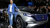 CEO Daimler dan Kepala Mercedes-Benz, Dieter Zetsche, berpose di depan mobil Mercedes EQ Electric saat Mondial de l'Automobile di Paris Auto Show di Paris, Prancis (29/9). (REUTERS/Jacky Naegelen)