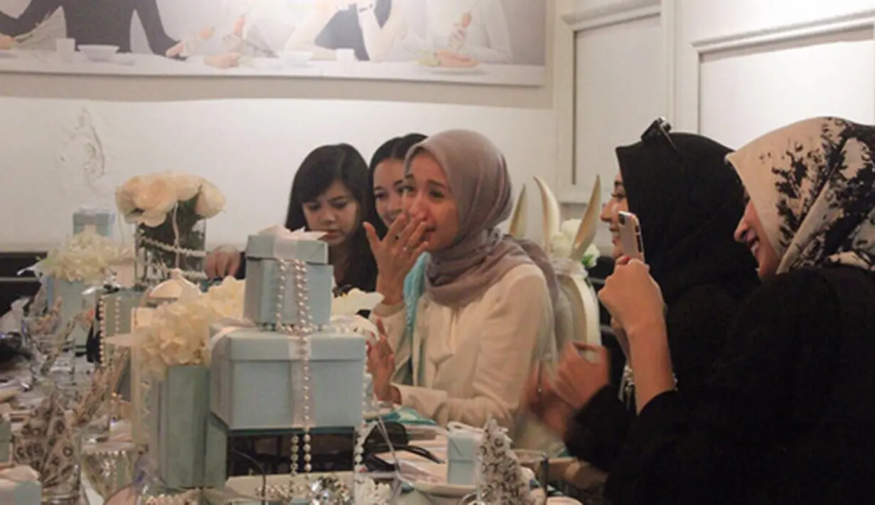 Dalam insta story Zaskia Sungkar, Bella terkejut ketika memasuki sebuah ruangan di restoran tersebut dan melihat teman-temannya yang sudah berkumpul berbaju hitam. Di sebuah meja makan, setumpuk hadiah dipersembahkan untuknya. (Instagram/zaskiasungkar)