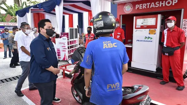 Menteri BUMN Erick Thohir mengunjungi Pertashop di Desa Sukajaya, Kecamatan Pamarican, Kabupaten Ciamis, Jawa Barat, Minggu (13/6/2021).