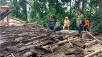 Akibat guyuran hujan, rumah milik nenek Sia (68) ambruk. (Liputan6.com/Dian Kurniawan)