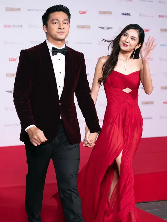 <p>Mikha Tambayon dan Deva Mahenra bergandengan tangan di red carpet Festival Film Busan. Keduanya memancarkan aura menawan, tak sedikit yang memuji kemesraan mereka di acara tersebut. (Instagram/devamahenra)</p>