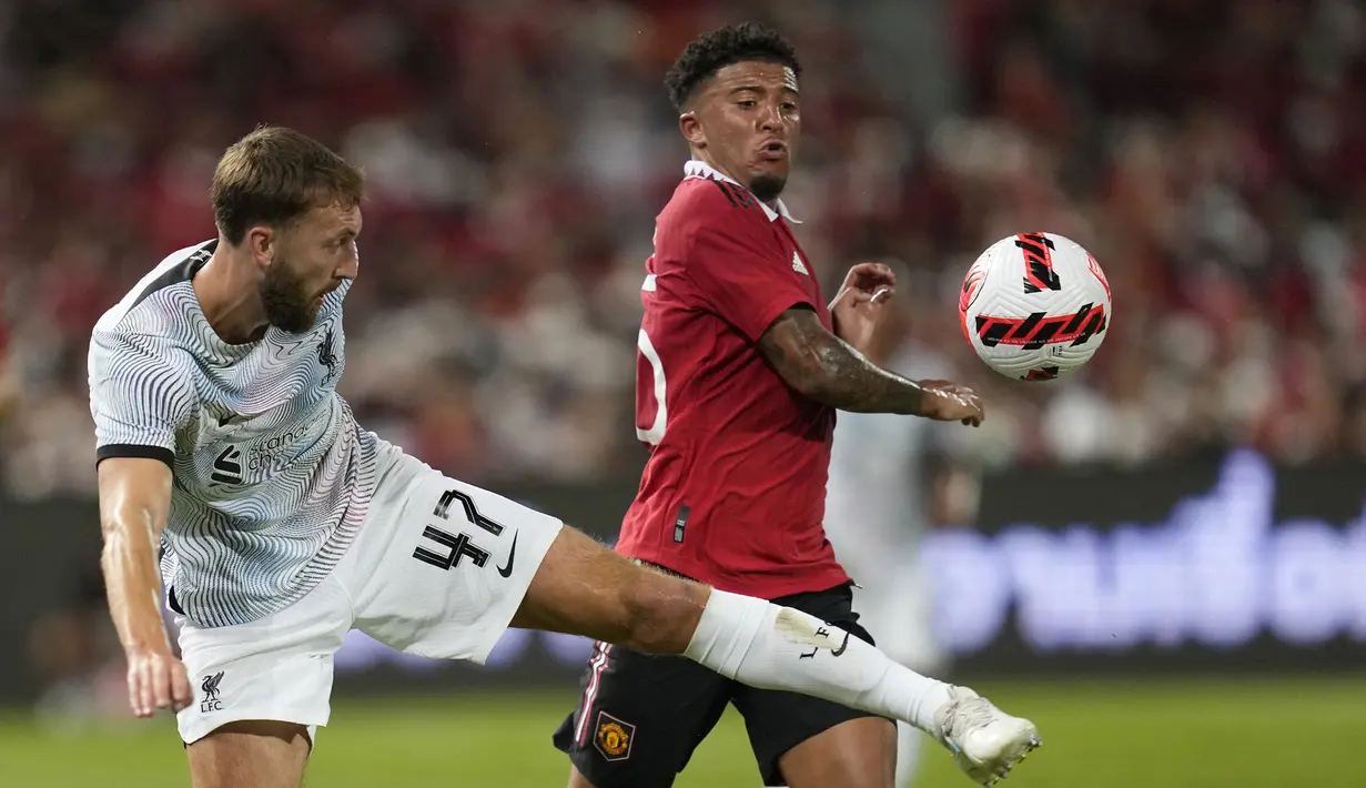 Jadon Sancho. Sayap kiri Inggris berusia 22 tahun ini dilepas Borussia Dortmund ke Manchester United pada awal musim 2021/2022 dengan nilai transfer 85 juta euro atau kini setara Rp1,3 triliun. Musim 2021/2022 lalu ia total tampil dalam 37 laga bersama Setan Merah di semua ajang dengan torehan 5 gol dan 3 assist. (AP/Sakchai Lalit)
