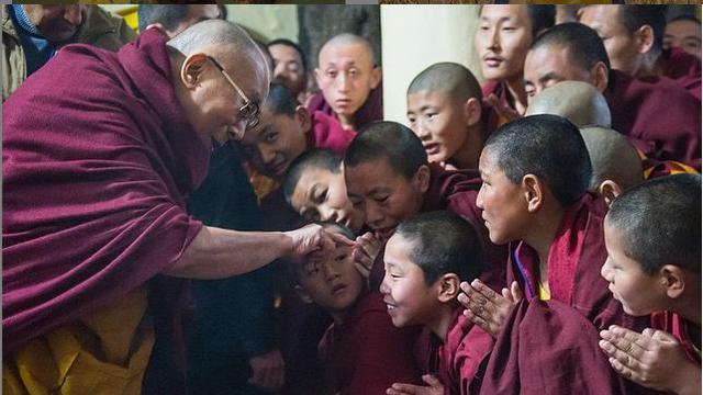 [Bintang] 10 Fakta Dalai Lama yang Perlu Kamu Ketahui