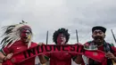 Dengan menggunakan atribut unik para suporter bersiap mendukung Timnas Indonesia yang akan melawan Vietnam di Stadion Pakansari, Jawa Barat, Sabtu (3/12/2016). (Bola.com/Vitalis Yogi Trisna)