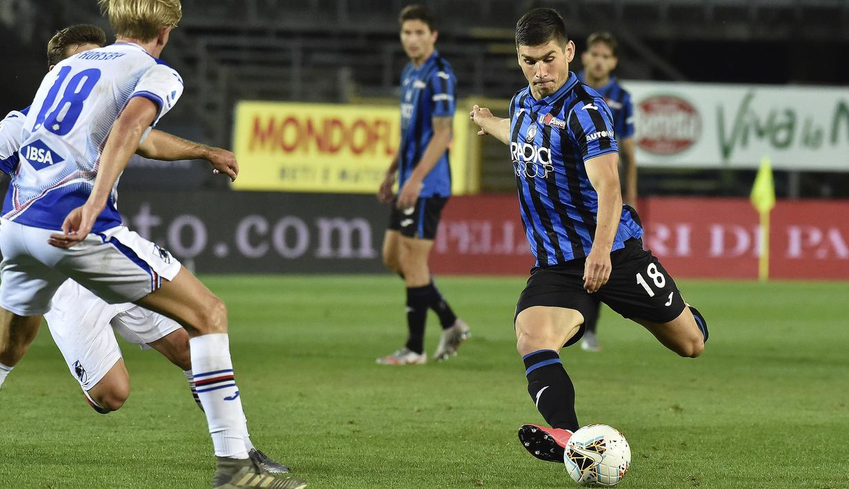 Gelandang Atalanta, Ruslan Malinovskiy, berebut bola dengan pemain Sampdoria pada laga lanjutan Serie A pekan ke-31 di Gewiss Stadium, Kamis (9/7/2020) dini hari WIB. Atalanta menang 2-0 atas Sampdoria. (Gianluca Checchi/LaPresse via AP)