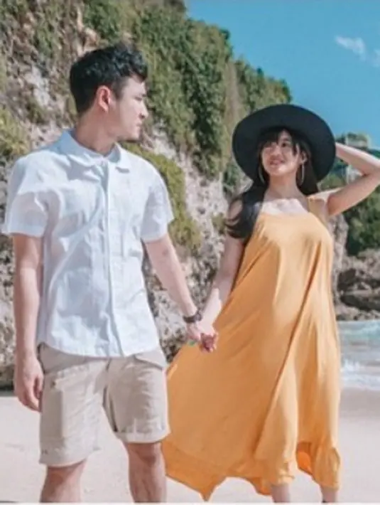 Di akun instagram wanita pemilik nama asli Putri Una dan suaminya terdapat banyak unggahan foto mesra keduanya. Namun rumor tak sedap muncul setelah beberapa minggu keduanya resmi menikah. (Instagram/putriuna)