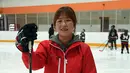 Hwangbo Young tersenyum selama kelas hoki es di gelanggang es di Seoul (4/4). Timnya menang pada divisi 4 dalam kejuaraan dunia wanita federasi hoki es internasional di Selandia baru. (AFP Photo / Jung Yeon-Je)