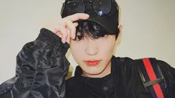 Heo Chan tampil modis mengenakan pakaian dan aksesoris serba hitam. Penyanyi kelahiran Korea Selatan ini dikabarkan hengkang dari boyband VICTON. (Instagram/@nahc_xxh)