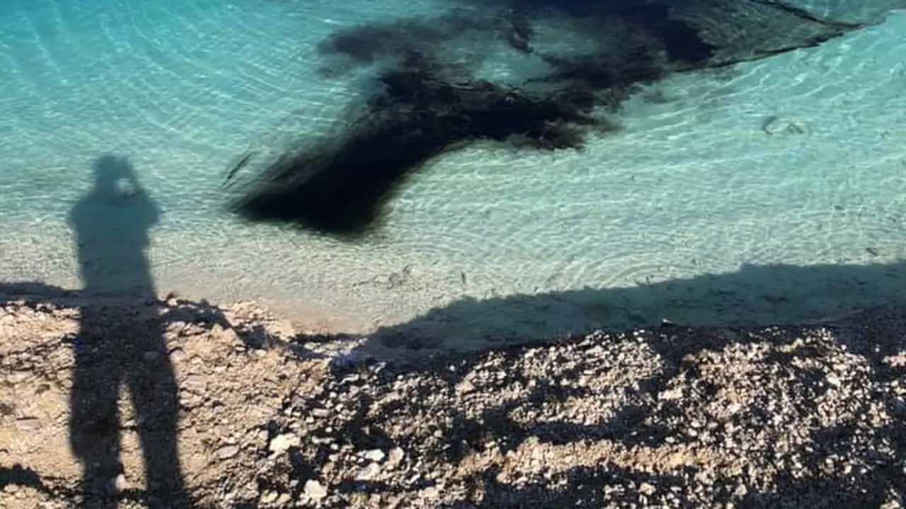 Situs air yang terkenal sebagai "Blue Lagoon" di Harpur Hill, Buxton, Derbyshire, Inggris, diberikan cairan hitam untuk menghalangi pengunjung datang ditengah situasi pandemi Virus Corona COVID-19. (Photo credit: Facebook.com/Buxton Police SNT)