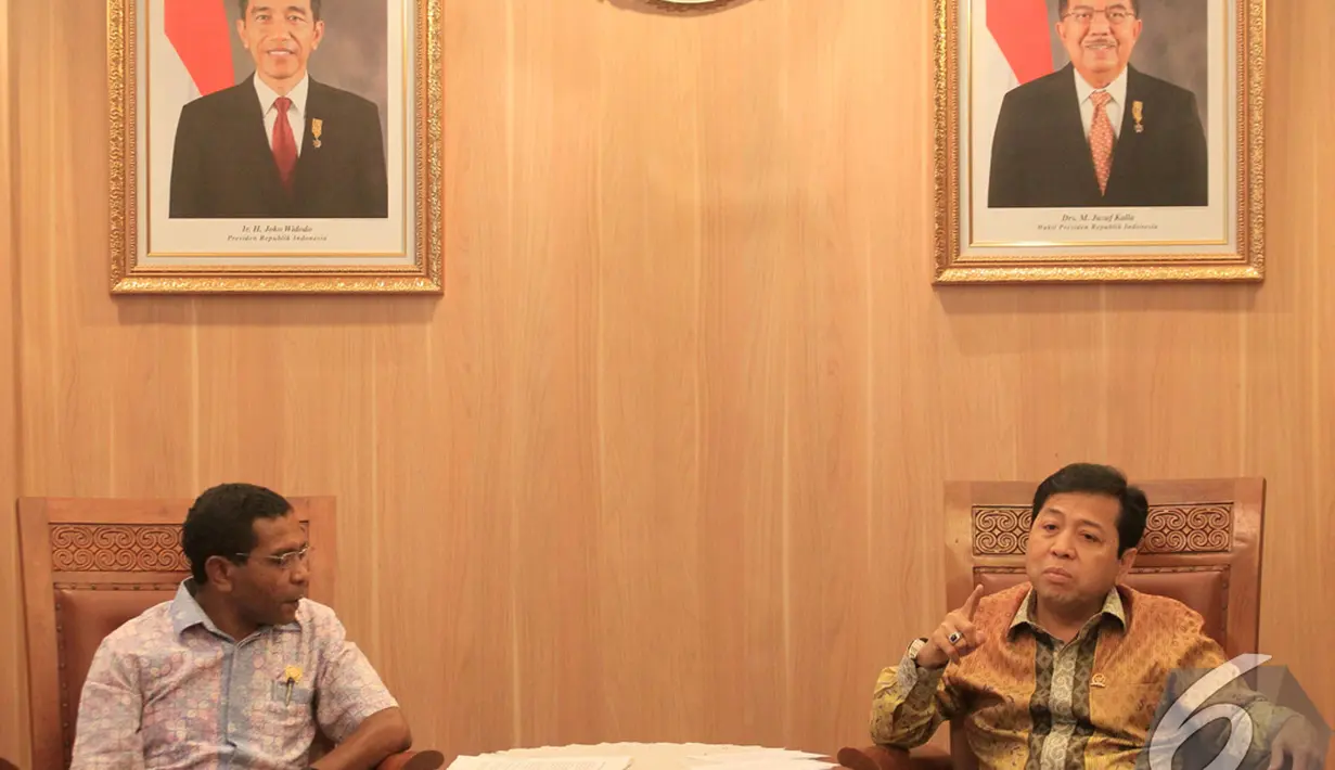 Ketua DPR RI Setya Novanto (kanan), menerima kunjungan Wakil Ketua DPRD Nusa Tenggara Timur, Gabriel Beri Bina, Jakarta, Jumat (19/12/2014). (Liputan6.com/Andrian M Tunay) 