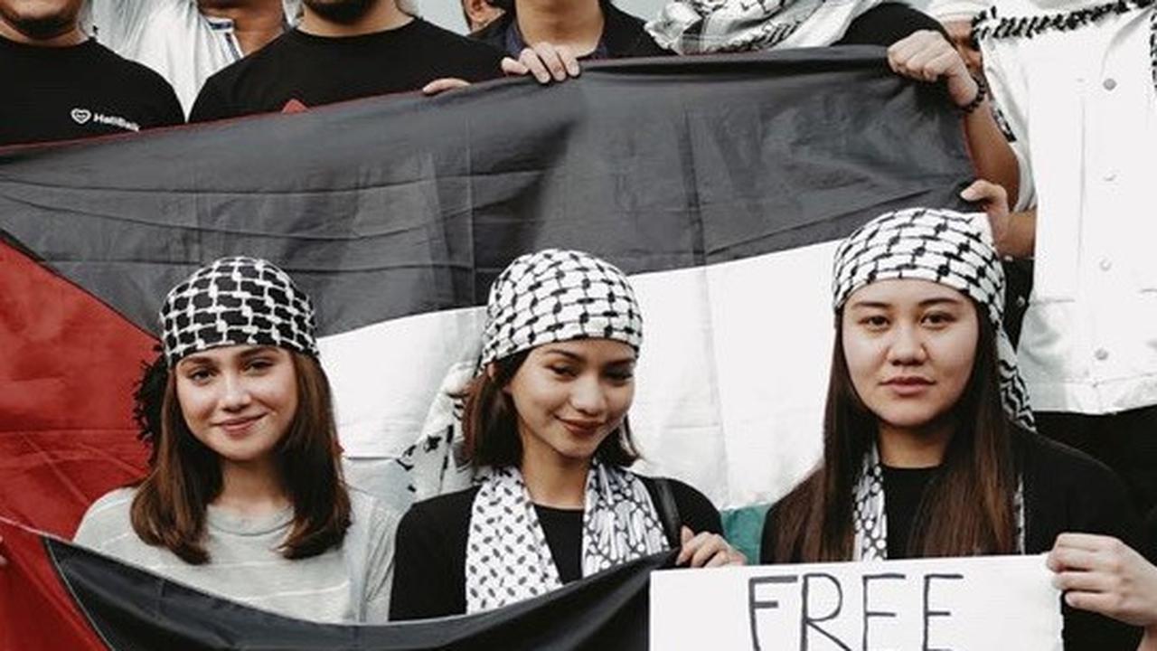 Pasangan kekasih baru Thariq Halilintar dan Aaliyyah Massaid juga terlihat hadir di aksi bela Palestina yang bertempat di Monas. Keduanya kompak. Mengenakan baju berwarna hitam bergambar semangka lengkap sengan sorban di kepala.